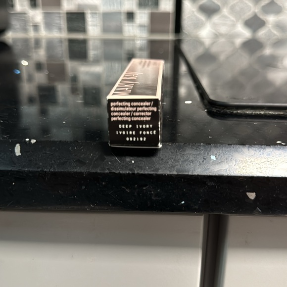 Mary Kay perfecting concealer Deep Ivory - Picture 3 of 3